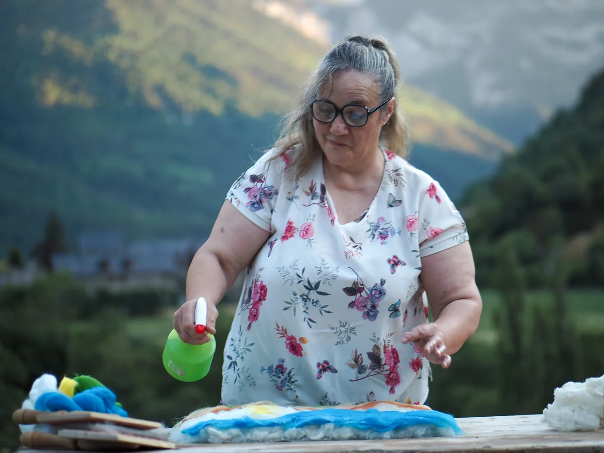 Se aplica agua con un pulverizador sobre las fibras de colores