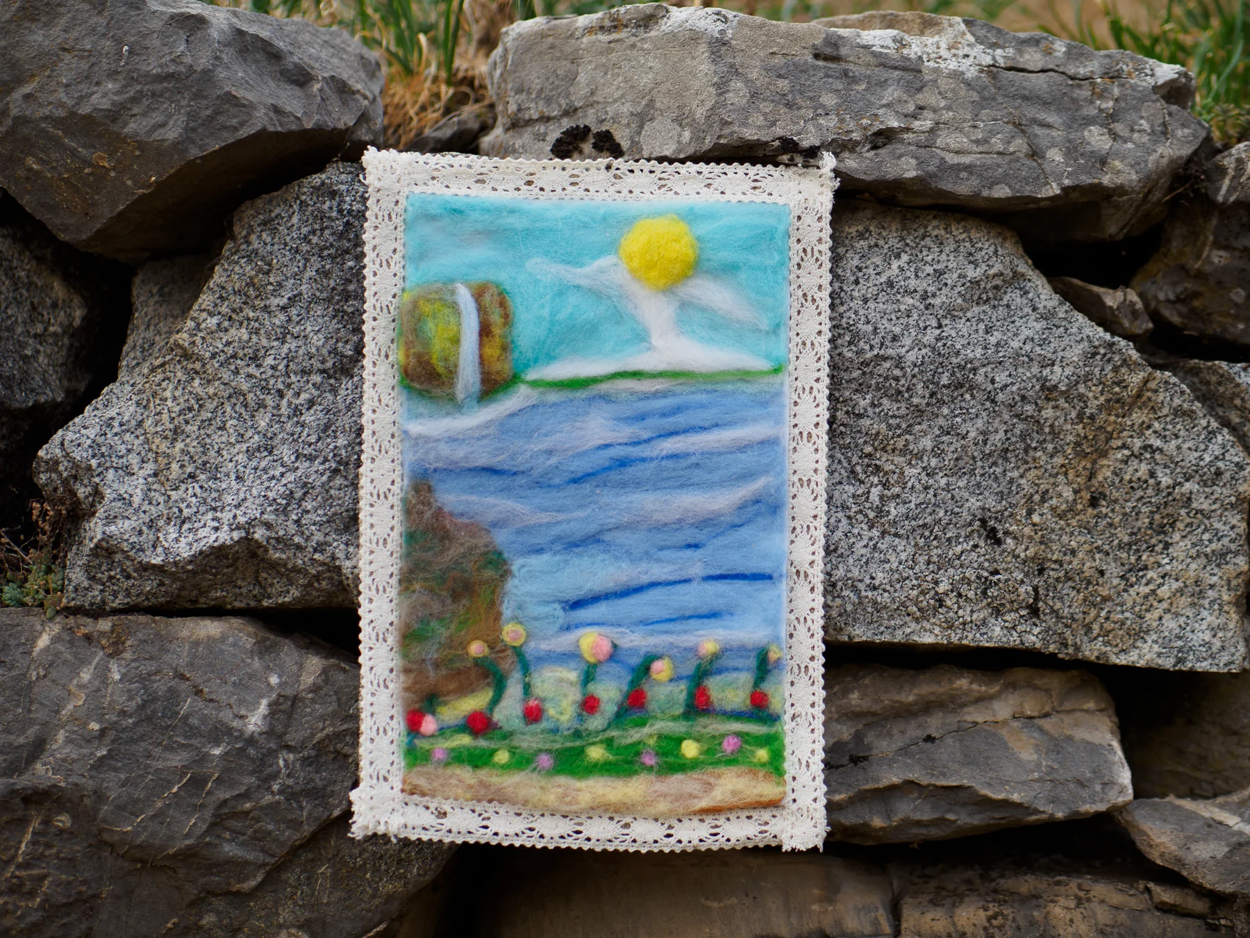 Cuadro rectangular de paisaje en lana y fieltro