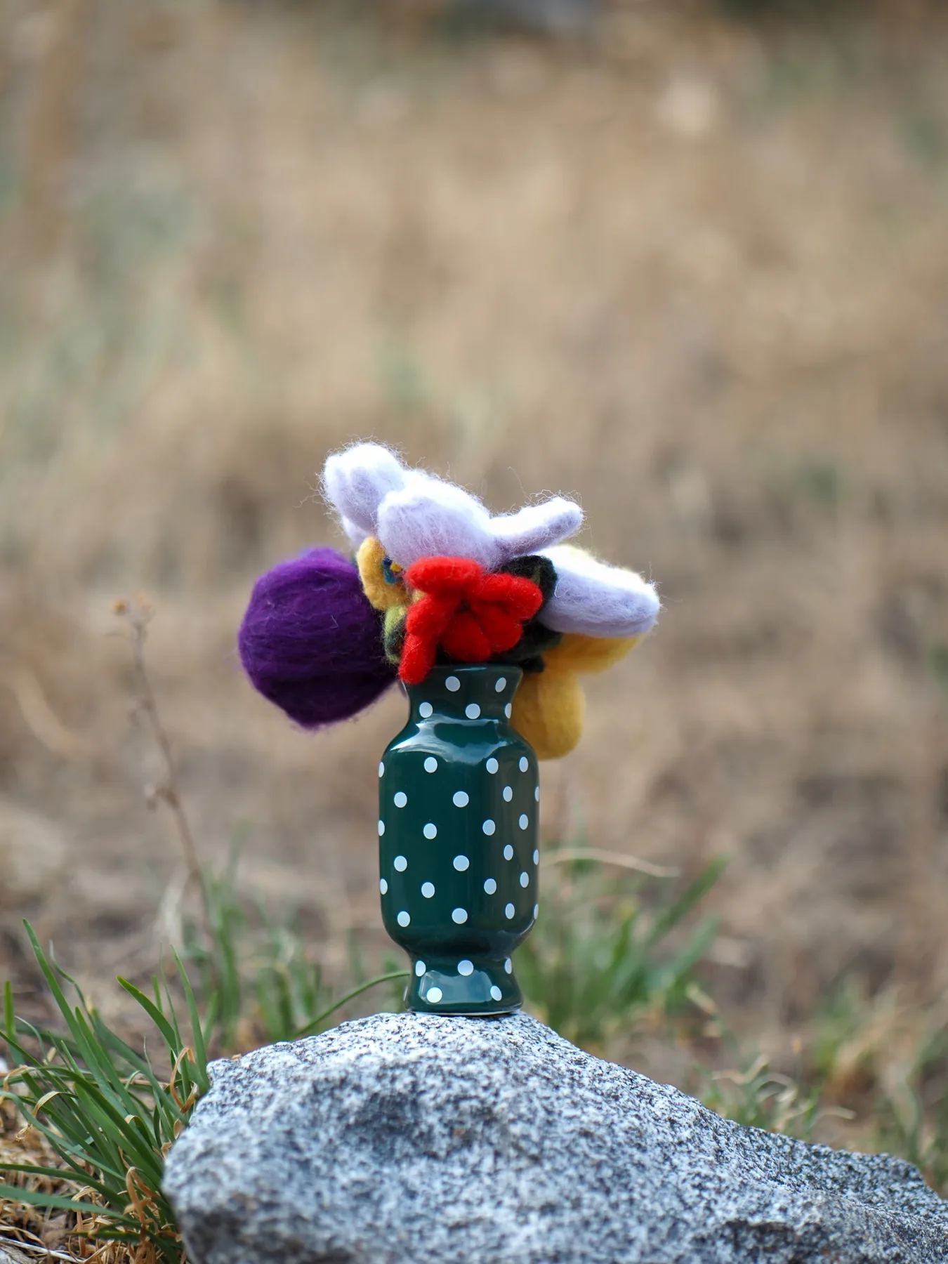 Flores de lana agujadas