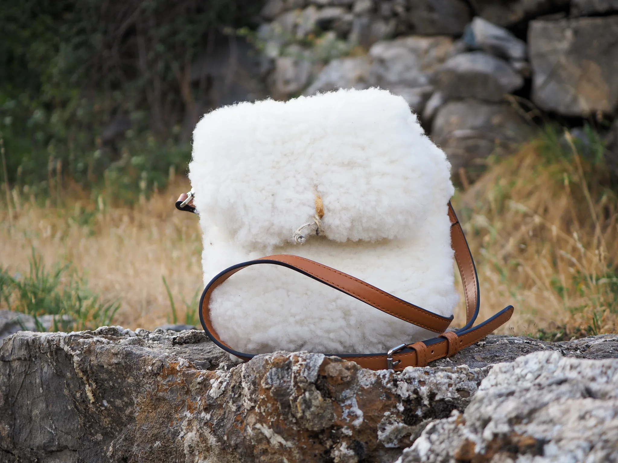 Bolso blanco de lana de oveja con correa de cuero